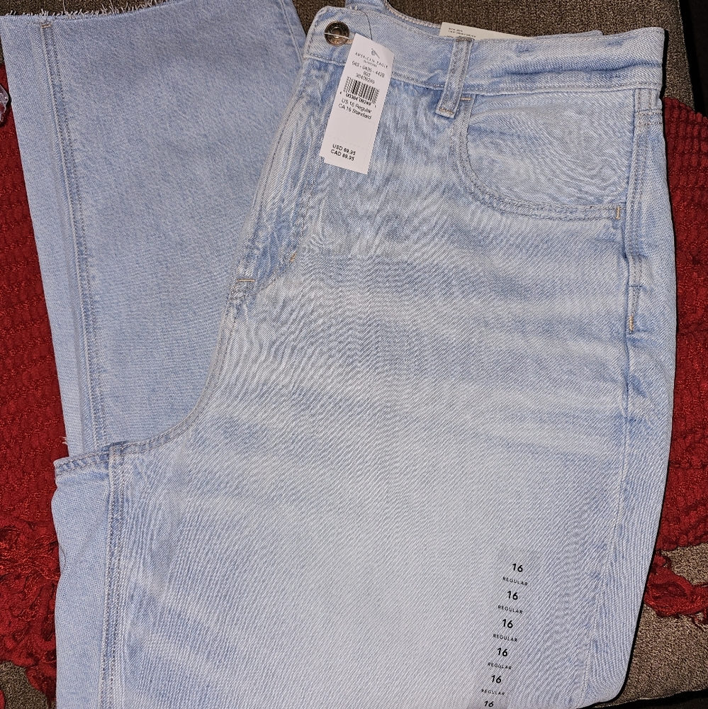AMERICAN EAGLE MOM JEANS
